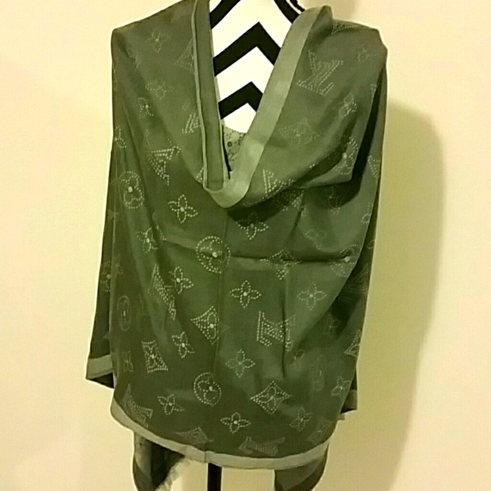 large gray wrap - Picture 2 of 5